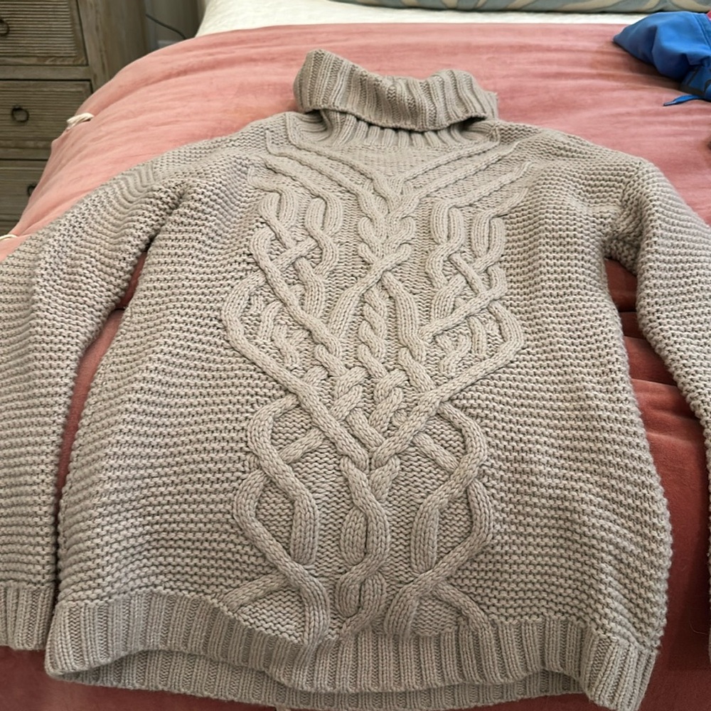 Women’s size medium Tahari taupe sweater